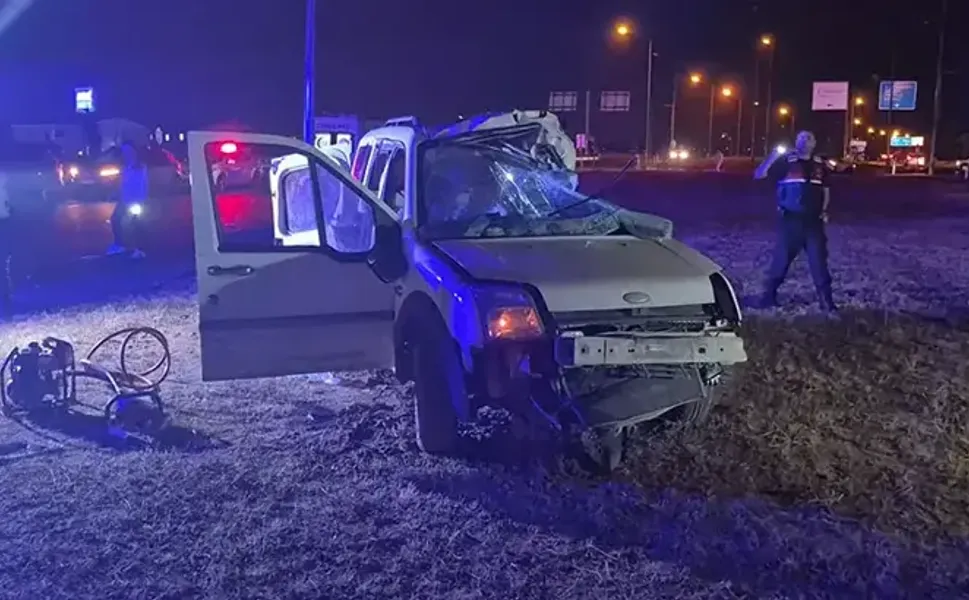Otobüs ile çarpışan hafif ticari araçtaki karı-koca öldü; 3 yaralı