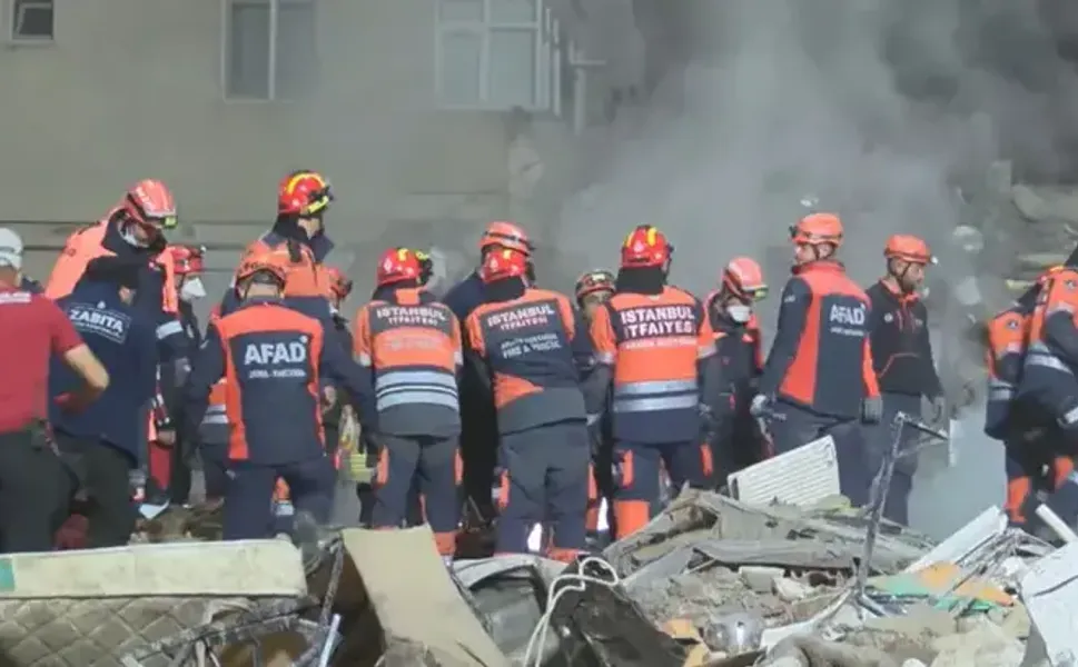 Çöken binada 5 kişi hayatını kaybetti; enkaz kaldırma çalışmaları sürüyor
