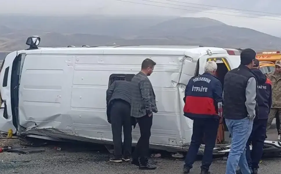 Öğrenci servisi devrildi; 12 yaralı