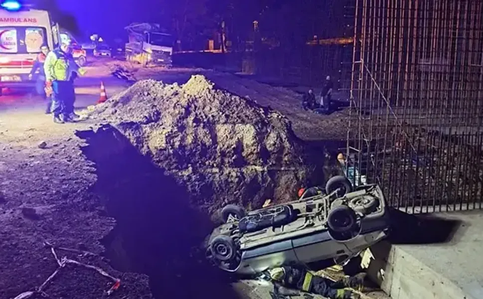 Otomobil, yol yapımı için kazılan çukura düştü; 1 ölü, 5 yaralı