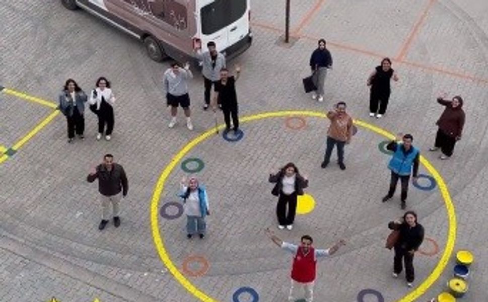 Kahramanmaraş'ta Üniversiteli Gençlerden İlkokula Renkli Dokunuş