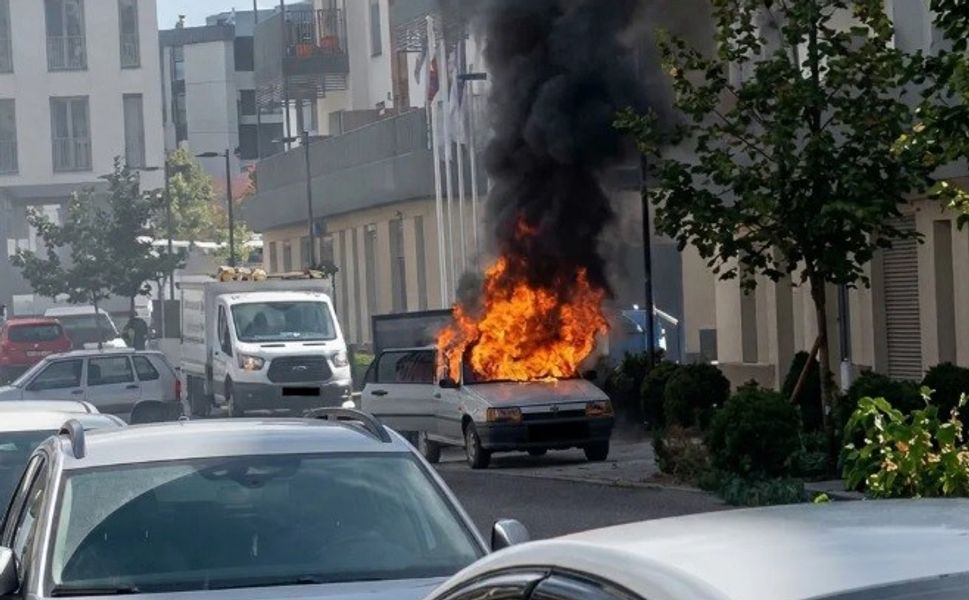Kahramanmaraş'ta seyir halindeki otomobil alev alev yandı