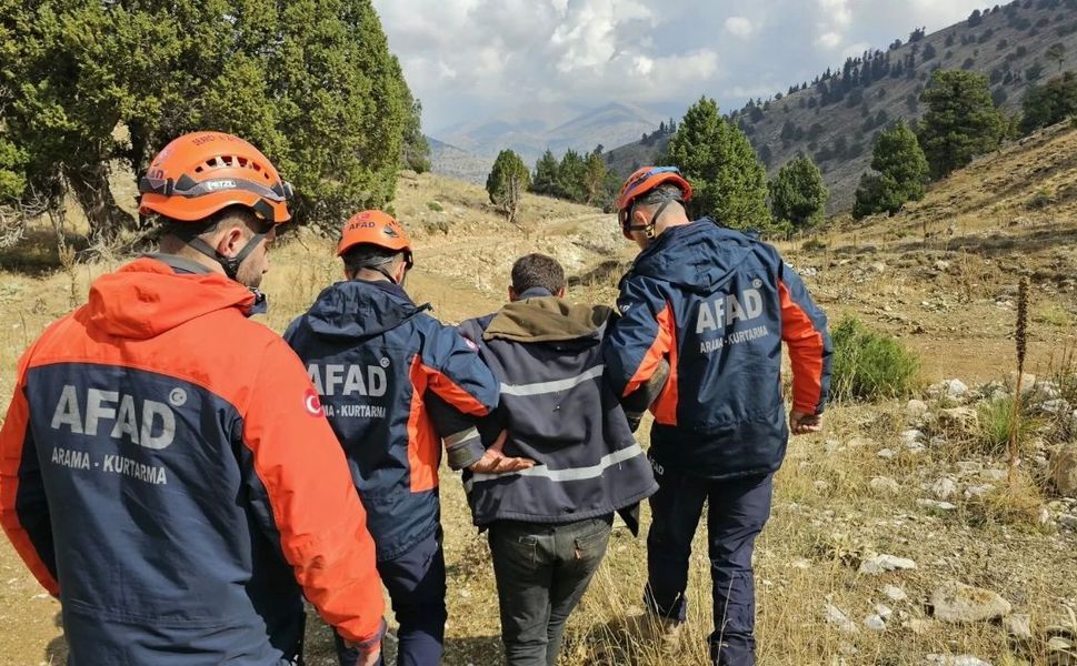 Göksun’da Dağlık Arazide Mahsur Kalan Çoban Kurtarıldı