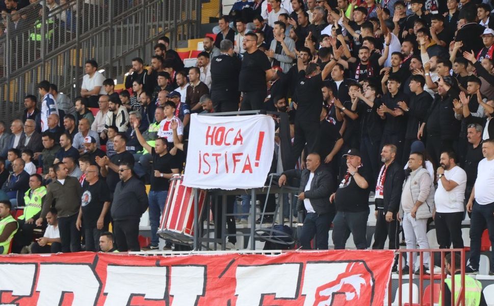İstiklalspor taraftarından “Hoca istifa” sesleri yükseldi