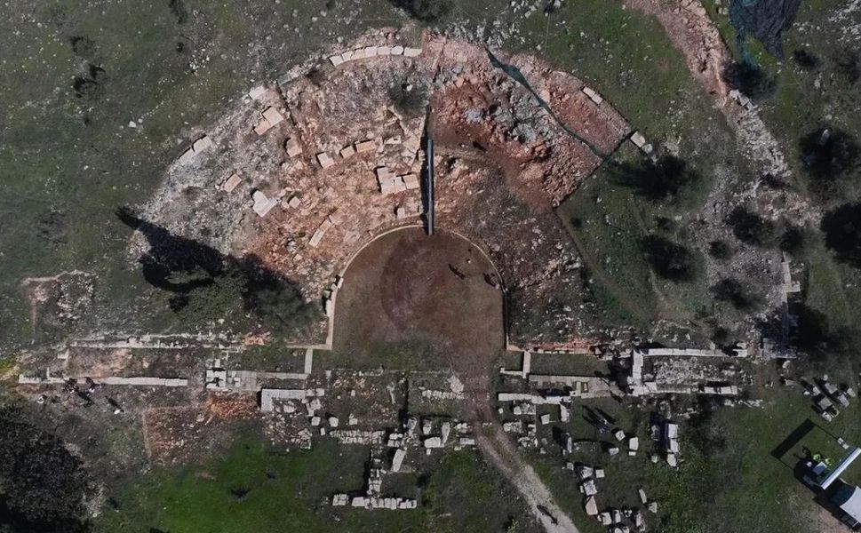 Antik Tiyatronun Basamakları Arasında Mezar Bulundu