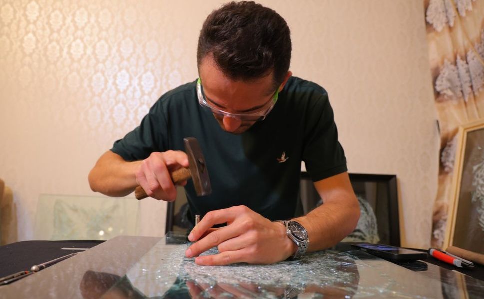 Kahramanmaraş’ta Cam Kırarak 80 Bin TL’lik Eserler Yapıyor