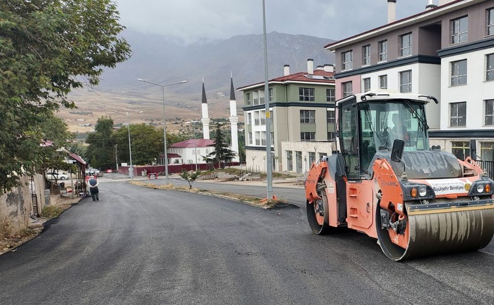Ekinözü’nde İki Mahallenin Yolları Sıcak Asfaltla Yenileniyor