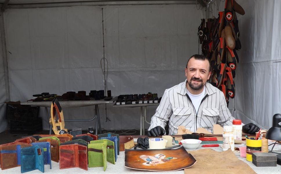 Kahramanmaraşlı Ustanın Deri İşlemeleri Kitap Fuarında İlgi Görüyor