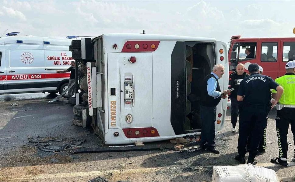 Yolcu Midibüsü Devrildi 1’i Ağır 17 Kişi Yaralandı