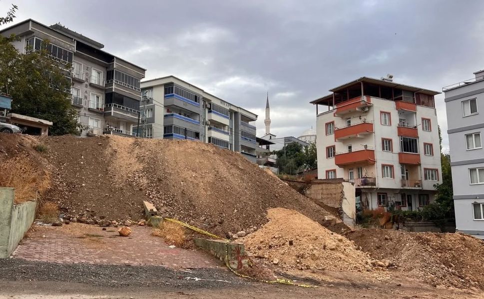 Kahramanmaraş’ta Çöken Yol Toprakla Dolduruldu