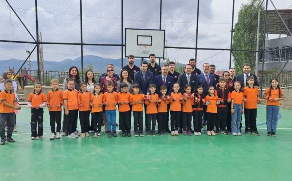 Kahramanmaraş’ta Yeniyapan İlkokulu’na kütüphane ve basketbol sahası kazandırıldı