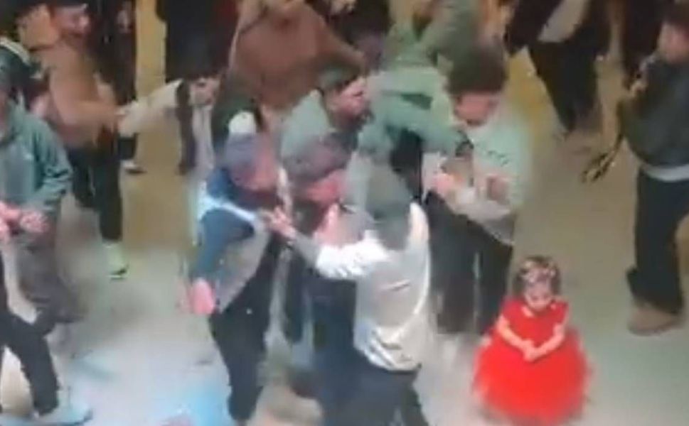 Düğün salonunda takı kavgası: Tekme, yumruk ve sandalyeler havada uçuştu