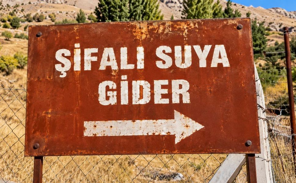 Kahramanmaraş’ta Kayaların Arasından Maden Suyu Akıyor