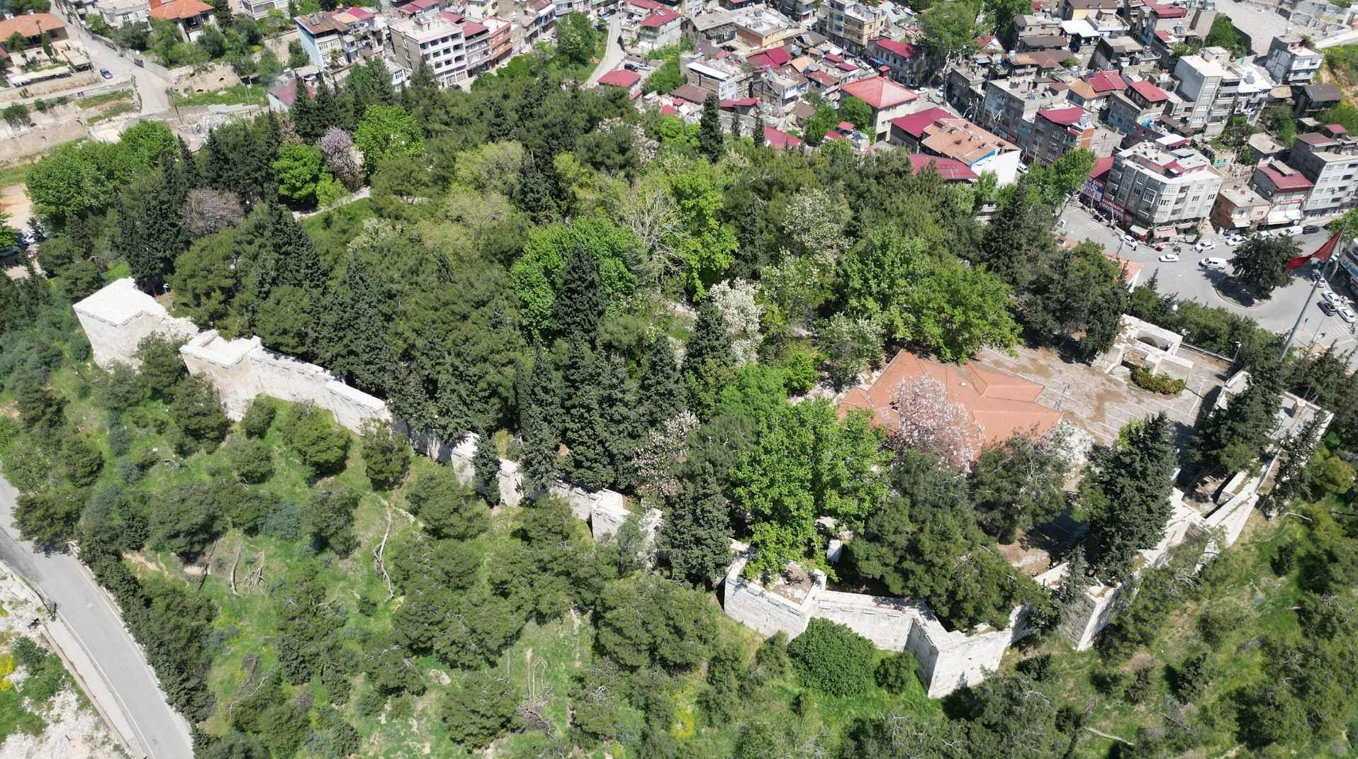 Tari̇h Ağliyor,