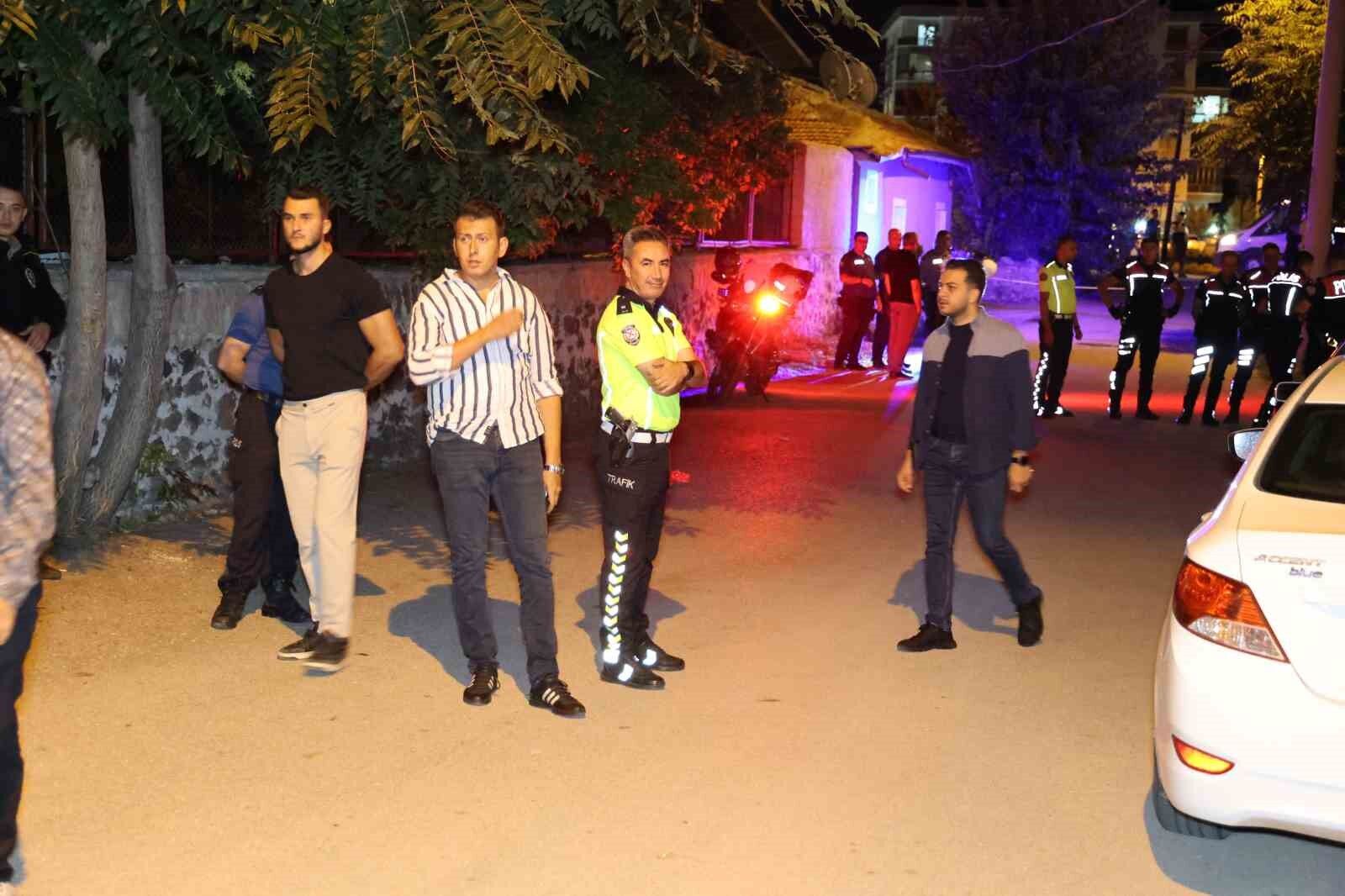 Komşusunu, Ailesini ve Kendini Vurdu