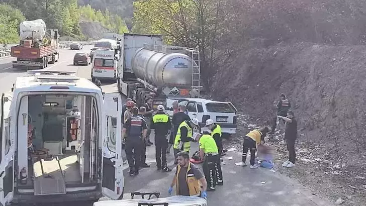 Otomobil, park halindeki asit yüklü tankere çarptı: 1’i bebek, 5 yaralı