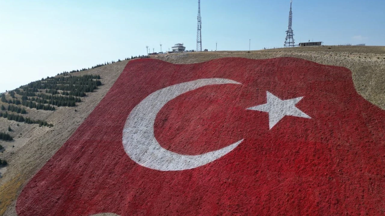 Dunyanin En Buyuk Turk Bayragi Ahir Dagina Yapildi 1
