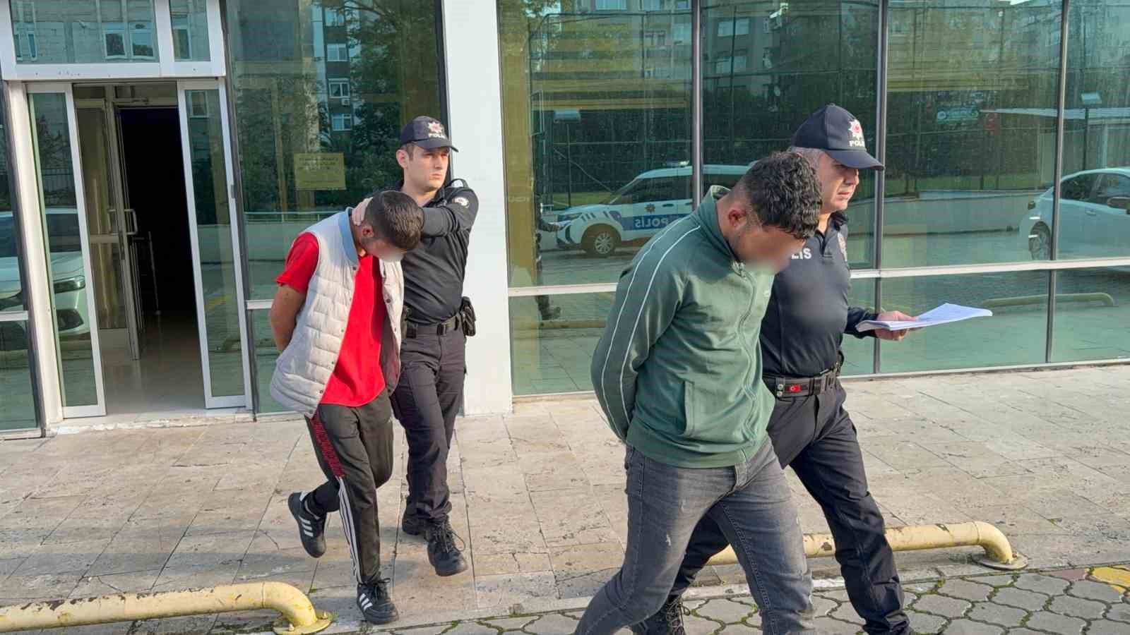 Zorla gül satmak isteyen 2 kişi olay çıkartınca tutuklandı