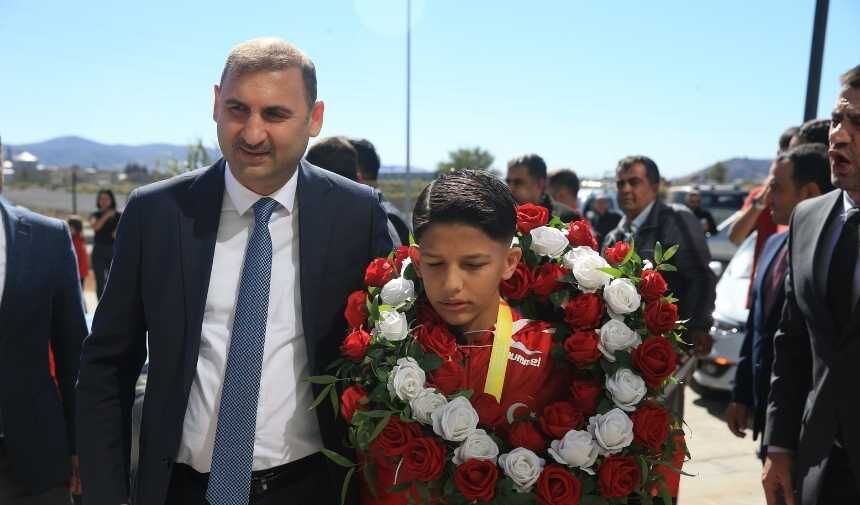 Milli güreşçi, Kahramanmaraş'ta davul zurnayla karşılandı