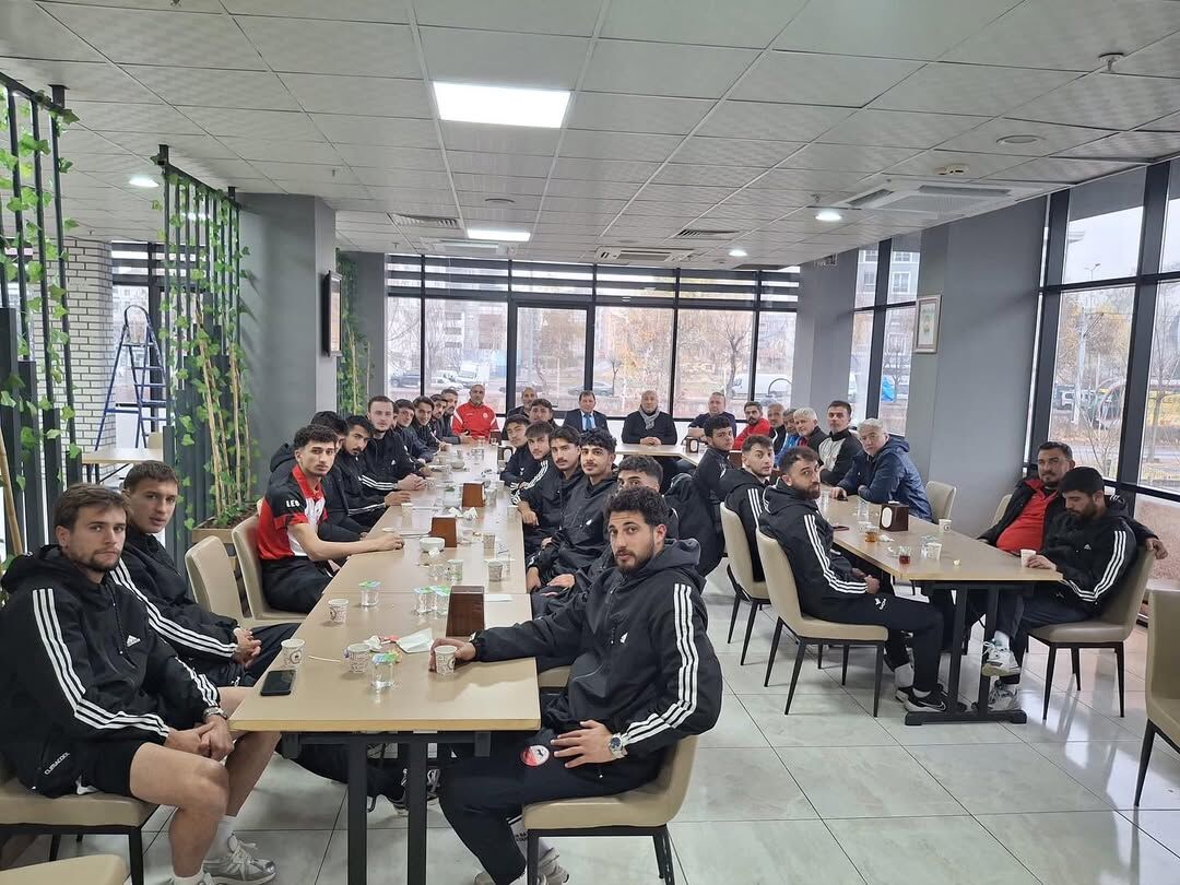 Erciyes 38 Fsk Maçı Sonrasında, Kayseri Gençlik Ve Spor İl Müdürü Sayın Ali İhsan Kabakçı’ya, Ta (1)