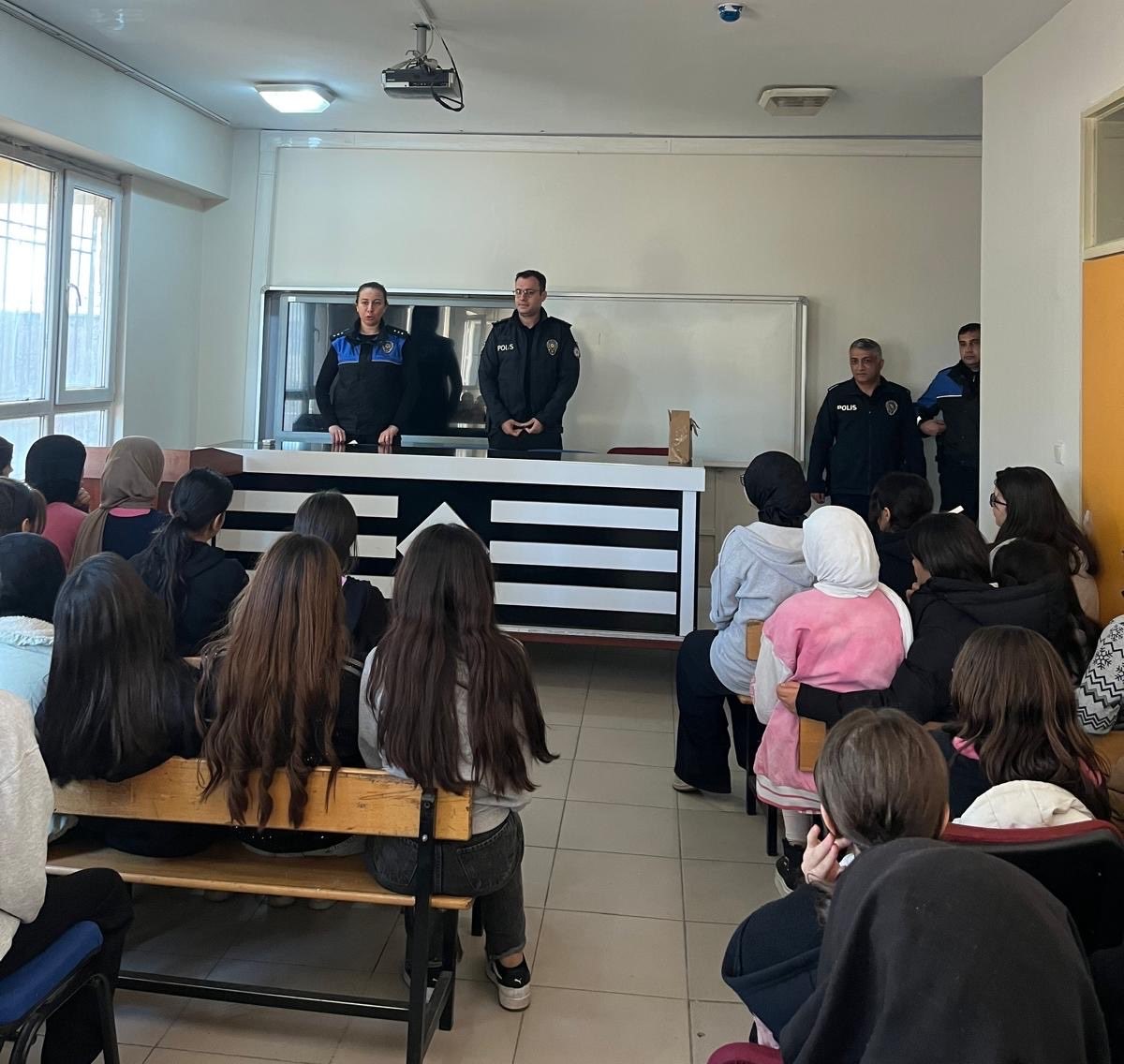 G8H8Ioo W4 A E Kju A