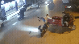 Adana'da 2 motosiklet çarpıştı... Kaza anı kamerada