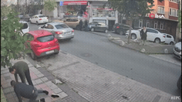 Kendi otomobilinin altında kalarak yaralandı