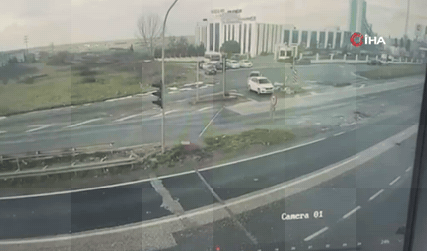 Kırmızı ışık ihlalinin kazayla sonuçlandığı anlar kamerada