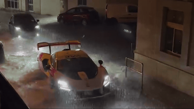 Sel sularında ilerleyen McLaren sosyal medyada gündem oldu