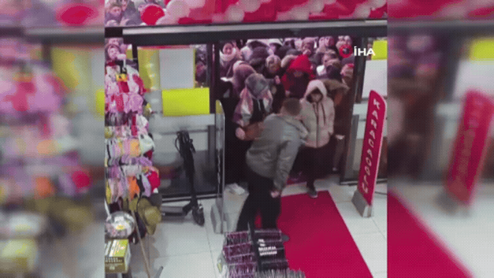 Mağaza açılışında indirim izdihamında birbirini ezdiler