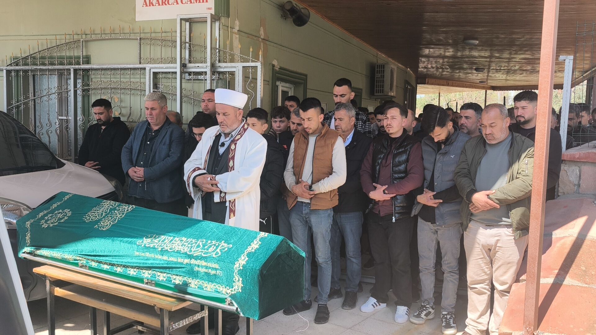 Hali Sahada Oynarken Gogsune Top Isabet 1231863 366400 (1)