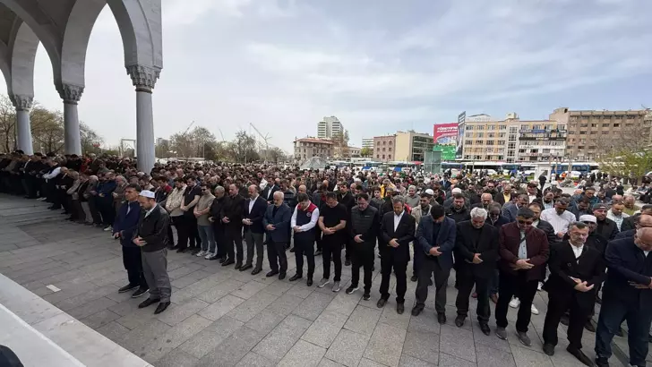 Ankara’da Kahramanmaraş’taki okul saldırısında hayatını kaybedenler için gıyabi cenaze namazı kılındı