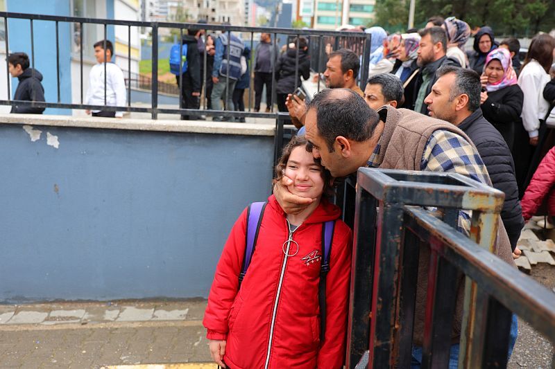 Saldırının gerçekleştiği okulun velileri çocuklarını öperek okula yolladı