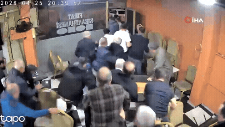 Otomobilden çıkan yüksek ses camları titretti kahvehanedekiler deprem korkusu yaşadı