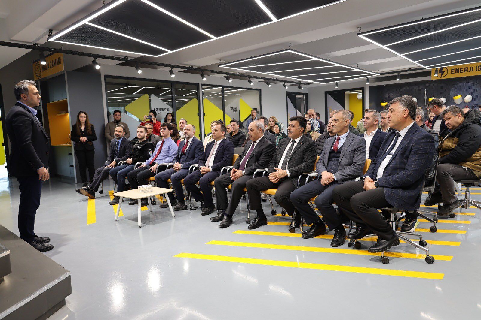 H Ev Yk21 X M A A Lh Wd