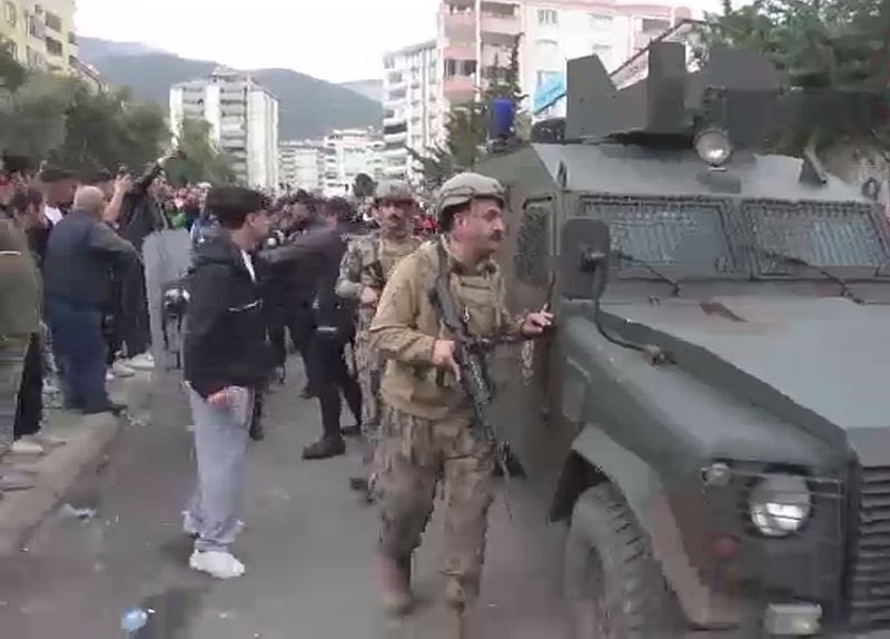 Saldırganın cenazesi zırhlı polis aracıyla okuldan çıkarıldı