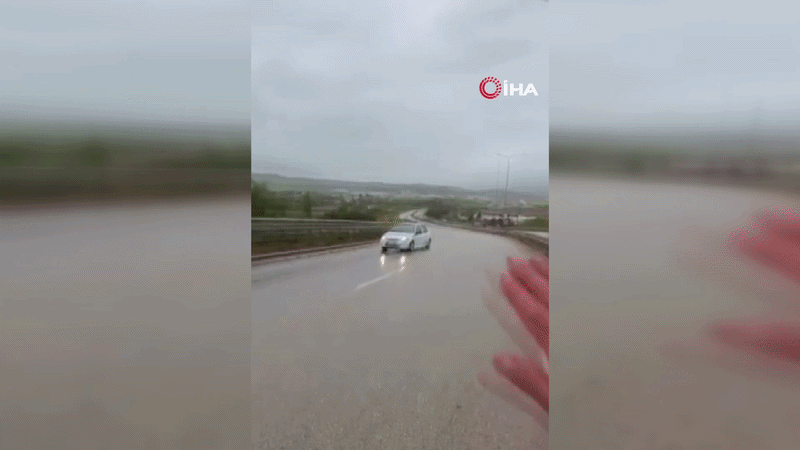 Araçları yavaşlatmak isterken feci kazayı saniye saniye görüntüledi!