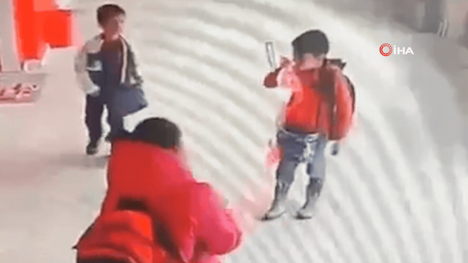 Minik Öğrencilerin Bayrak Hassasiyeti İzleyenleri Duygulandırdı