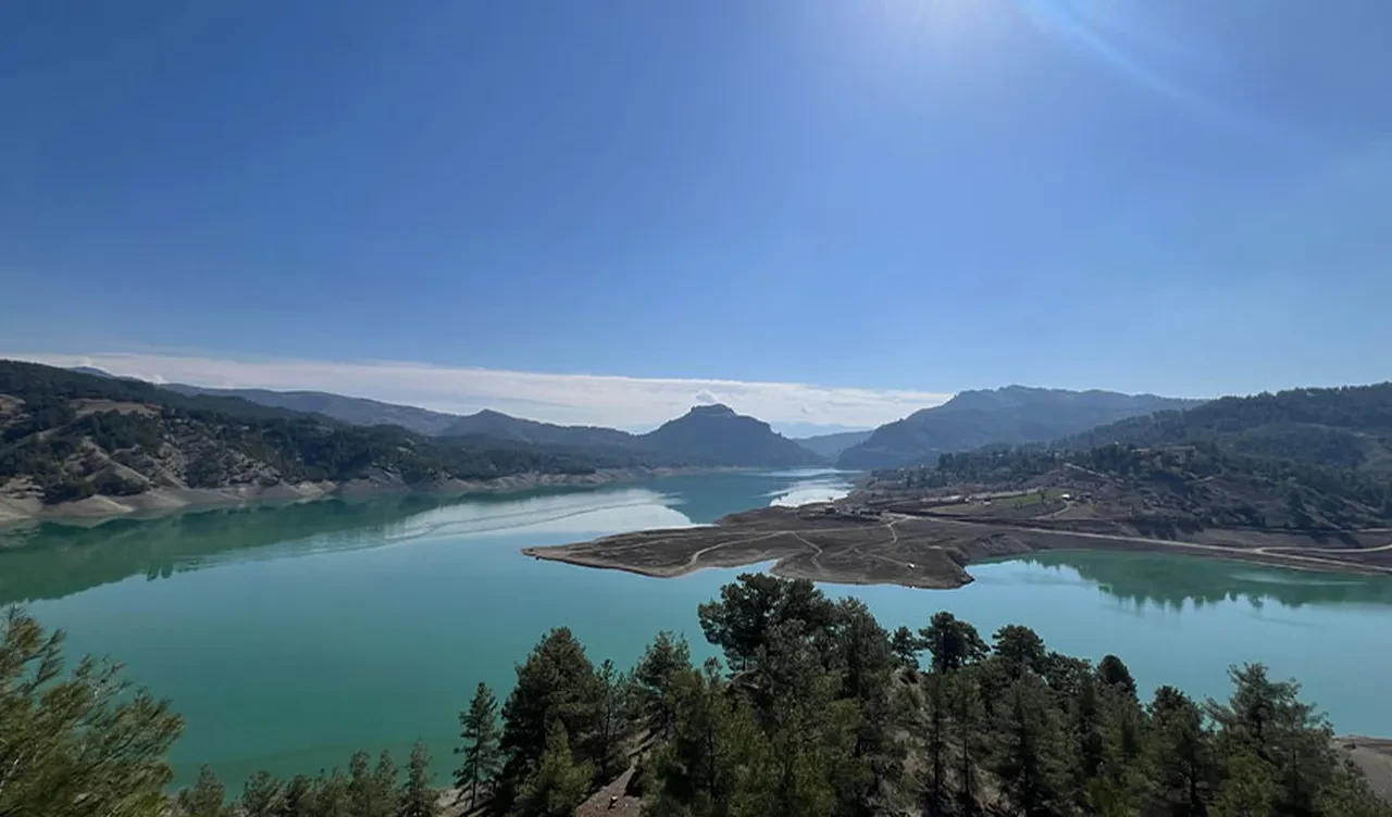 Kahramanmarastaki Bu Koy 42 Yildir Ortaya Cikip Kayboluyor Esrarengiz Goruntuye Sahip 3209661 202503231408 1