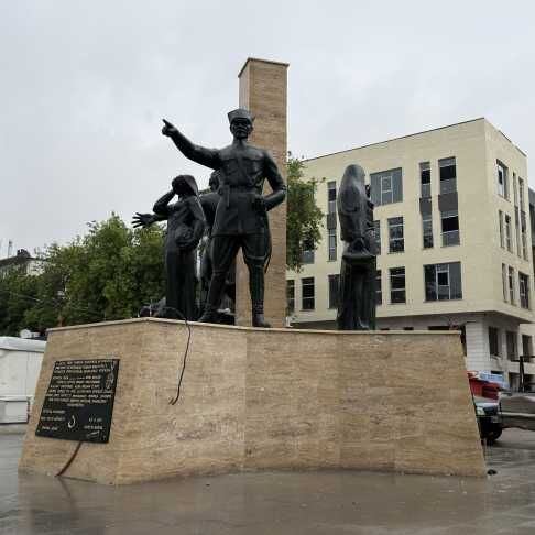 Kıbrıs Meydanı (2)