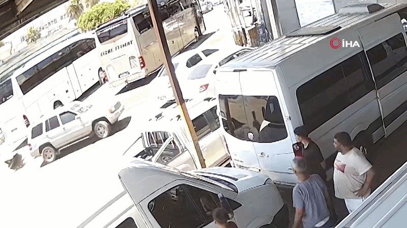 Gaz Pedalı Takılı Kalan Araç Ortalığı Birbirine Kattı, O Anlar Kameralara Yansıdı!
