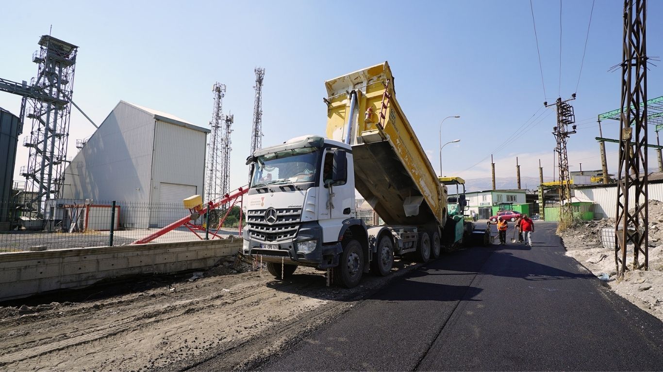 Büyükşehir Genç Osman Mahallesi’nde 30 Bin 2’nci Sokağı Sıcak Asfaltla Yeniliyor