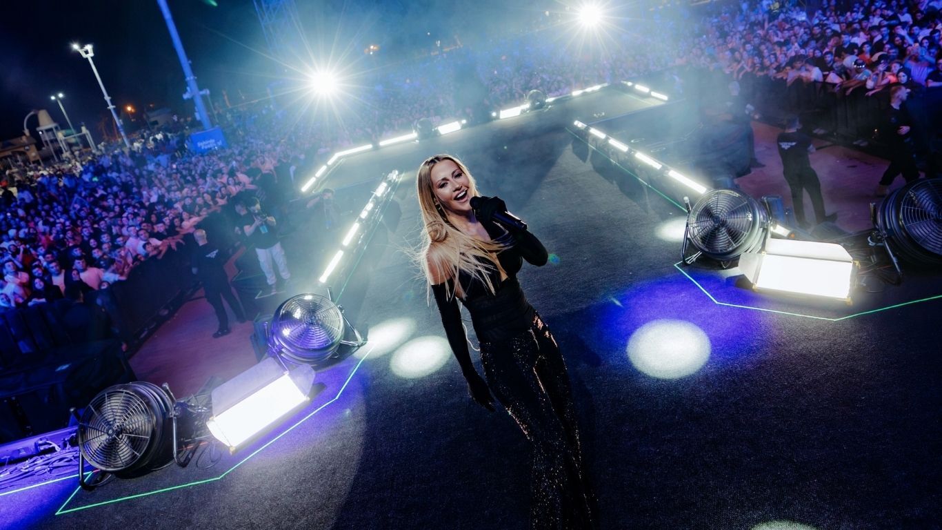 Derya Uluğ, Kahramanmaraş'ta Hayranlarına Unutulmaz Bir Konser Akşamı Yaşattı