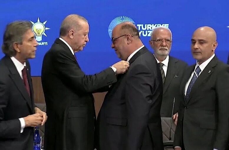 Mehmet Akpinardan Ak Partiye Gecis Sonrasi Ilk Aciklama Rozet Degisebilir Bizim Millete Bakisimiz Degismez 1790699841