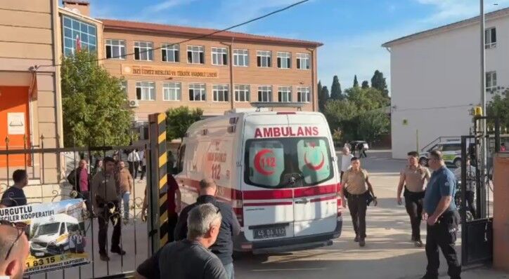 Manisa’da okul önünde silahlı saldırı: Yaralı öğrenciler var