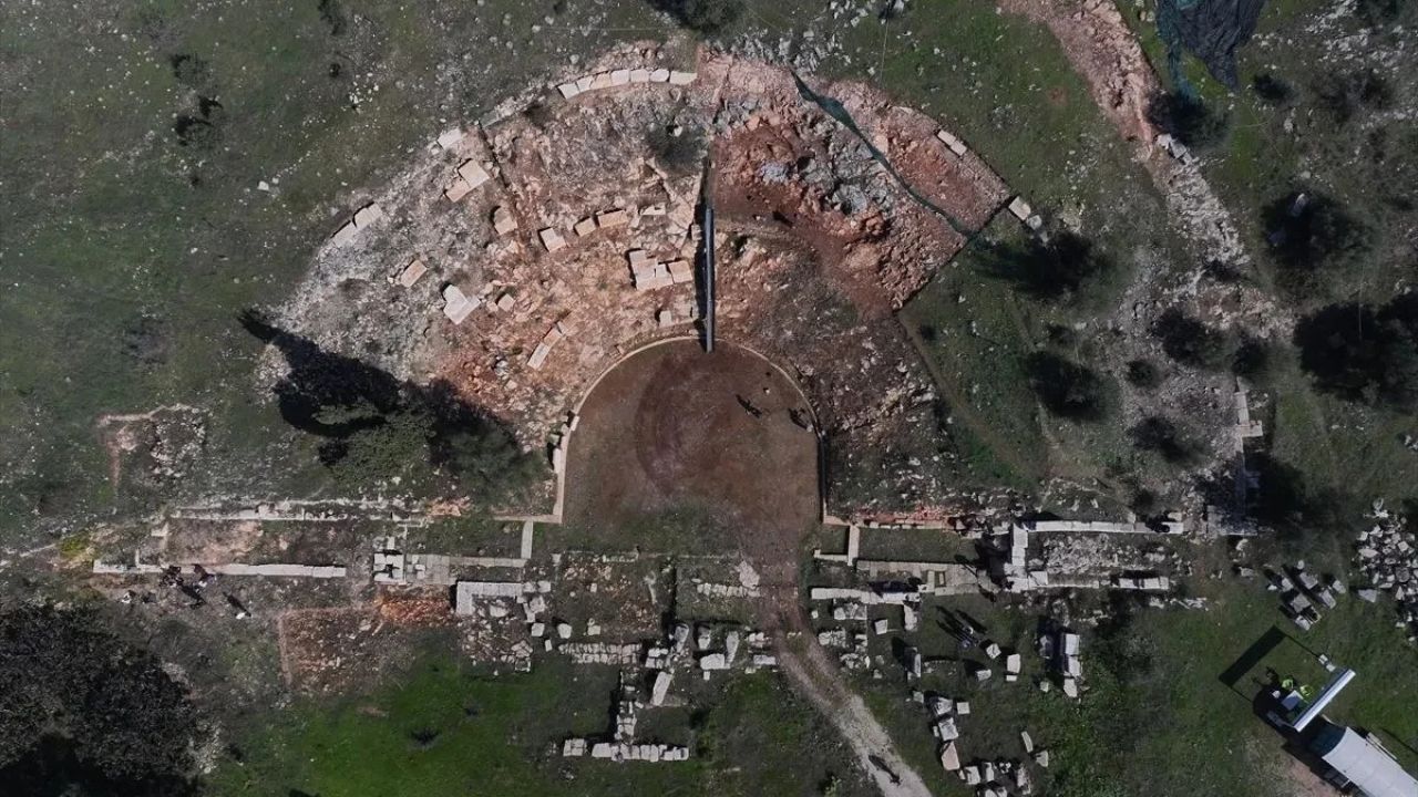 Antik Tiyatronun Basamakları Arasında Mezar Bulundu