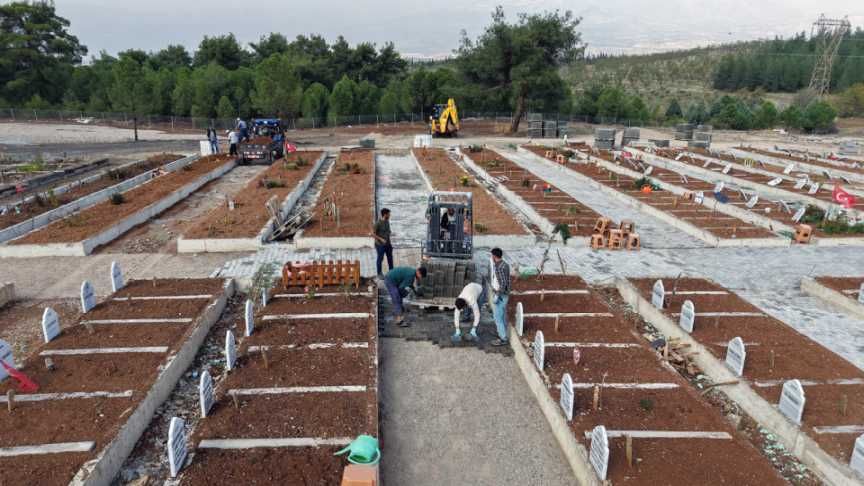 Kapıçam Şehir Mezarlığı’nda kabirlere ulaşım kolaylaşıyor