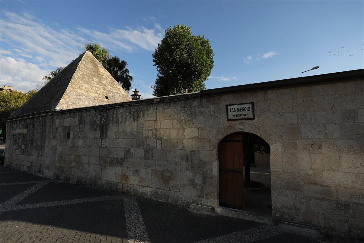 Tas Medrese Ve Turbe 1